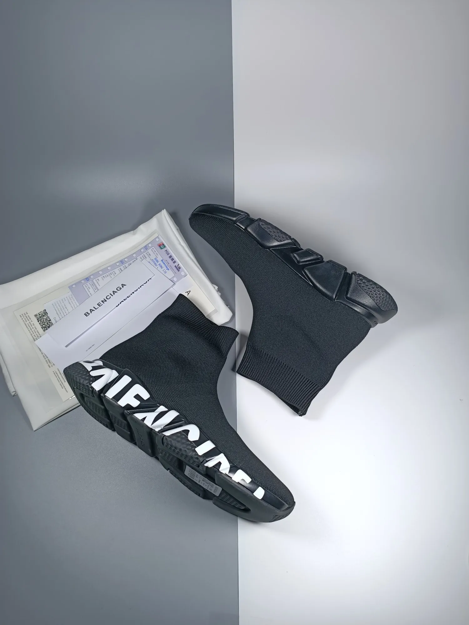 👟👟Ex-factory price 420👟👟 [Ready stock top version vacuum outsole] Balenciaga 👣Size: 35 36 37 38 39 40 41 42 43 44 45 [Socks in original packaging delivered] 🔥Balenciaga's "Speed" High-top sock-style sneakers are instantly recognizable and have ever-lasting popularity. This item is made in Italy from stretch knitted fabric. The rubber sole has excellent elasticity. Only half of the brand name printed on it is visible. Compared with the previous exaggerated and eye-catching style, it has a sense of "half-covering the face as if holding a pipa", and the brand's ingenuity in innovating the logo printing trend can also be seen.